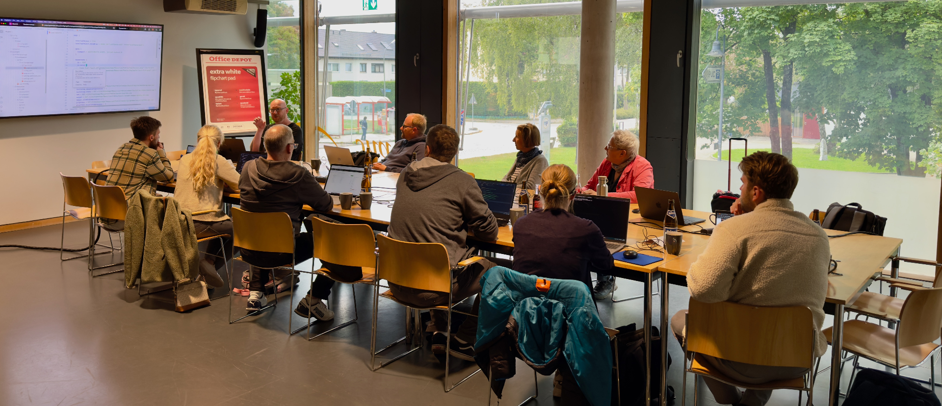Teilnehmer des TYPO3-Workshops mit Wolfgang Wagner im Seminarraum beim TYPO3camp München.